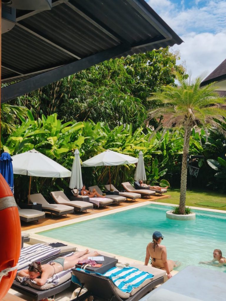 relaxing cafes in uluwatu